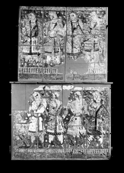 T 242: Zwei Reihen von Stiftern mit Dolchen bzw. Schwertern und in Mänteln mit Klappkragen