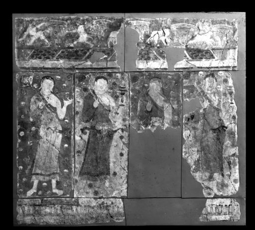 T 244: Vier Mönche mit Blumenrispen und Öllampen