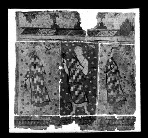 T 245: Drei alte Mönche in Flickengewändern, sie tragen Rasselstab oder Blume in der Hand