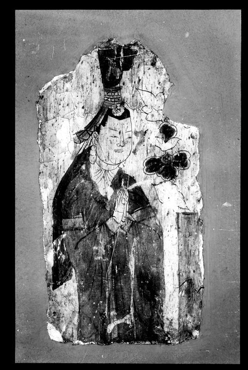 T 257: Stifterin, uigurische Dame in anbetender Haltung mit schmalem, hoch aufgetürmten Kopfputz, Kniestück