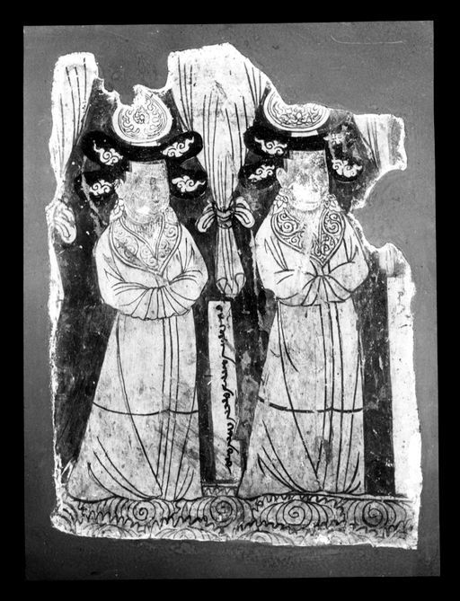 T 259: Stifterinnen, 2 uigurische Damen zwischen geknoteten Vorhängen mit breiten abstehenden Hauben oder Frisuren, darüber Metalltiara