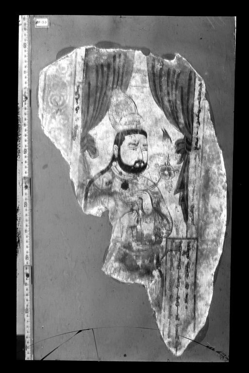 T 261: Stifter, uigurischer Fürst zwischen gerafften Vorhängen