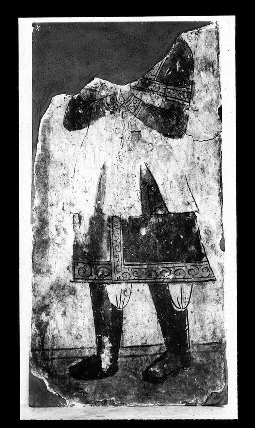 T 264: Uigurischer Stifter in Stiefeln und kurzem Klapprock, Fragment ohne Kopf