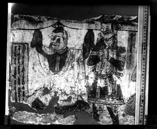 T 265: Teil eines Sockelstreifens unter einer Praṇidhi-Szene: Stifter und Namenskartuschen