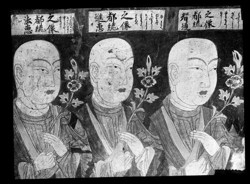 T 266: Brustbild von 3 Mönchen mit Blumen in Händen, Blick nach rechts