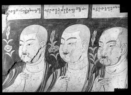 T 267: Brustbild von 3 Mönchen mit Blumen in den Händen, Blick nach links