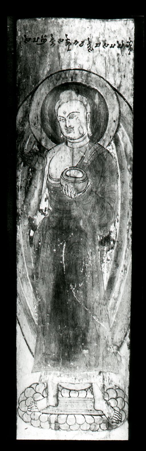 T 268: Hölzerne Votivtafel, mit tocharischer Stiftungs-Aufschrift und gemaltem stehenden Buddha mit Almosenschale auf Lotos