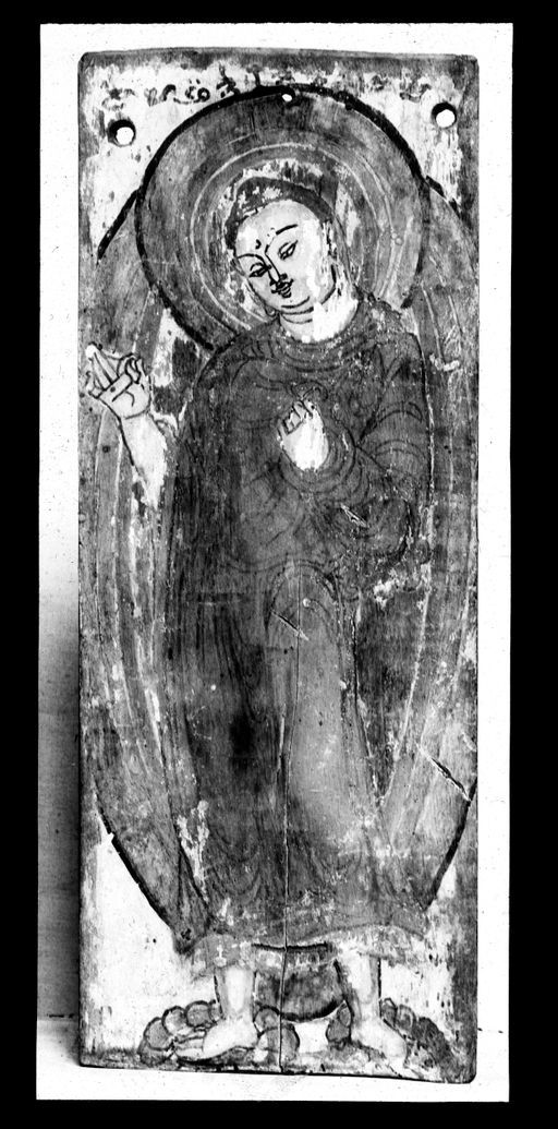 T 269: Hölzerne Votivtafel, mit gemaltem stehendem Buddha auf Lotos, tocharische Aufschrift