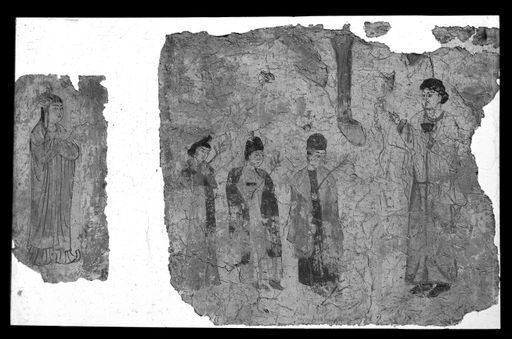 T 271: Wohl christl Bild: unter dem Pferdebein ist ein größerer Priester (?) mit Schale 3 Palmwedelträgern zugewandt, daneben ein vielleicht zugehöriges Fragment einer lang - gewandeten Frau. Das größere Bild wird oft als Palmsonntagdarstellung aufgefasst- obwohl die Zuordnung zu einem Pferd fraglich bleibt.