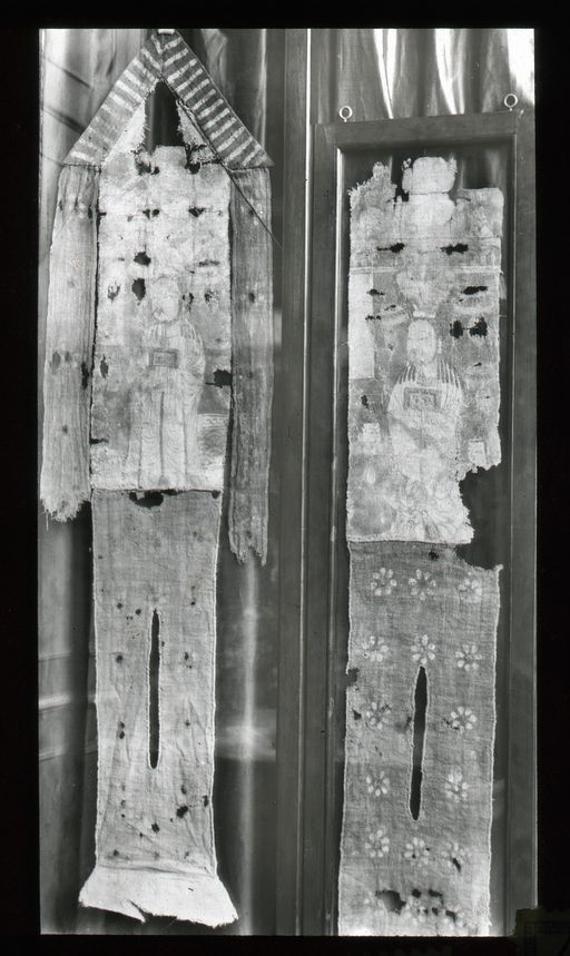 T 279: Zwei manichäische weitgehend vollständige Tempelfahnen; die linke mit Aufhänger und Bändern, beide zeigen jeweils einen Electus, rechts: zeigt dasselbe Mittelbild wie T 278 (rechts)