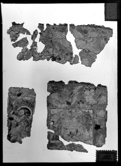 T 291: Drei Szenen eines Wandgemäldes über den Fang eines Garuḍa, der ein Kind (Ganymed) geraubt hat: a) ein Brahmane, der in den Beginn der Geschichte verwickelt ist, b) das Einfangen des Voges, der das Kind hält, mit einem Seil, c) ein Liebespaar unter Kinnara-Pärchen