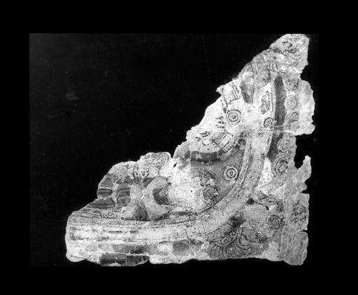 T 309: Bogen mit Krone und Apsarasen über Götterfigur, sassaninidisches Bild