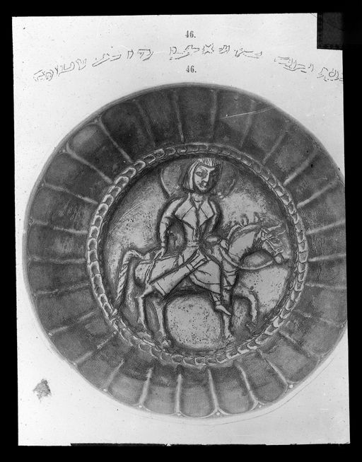 T 323: Vergleichsstück: sassanidische Silberschale (nach Smirnoff): Reiter mit Klapprock, Haarfrisur und Köcher der Ritter aus Kutscha; an der Mähne des Pferdes Lockenverzierung (oder Zöpfe)