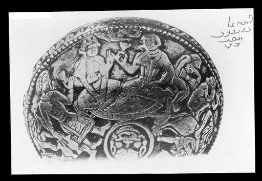 T 325: Vergleichsstück: sassanidische Silberschale (nach Smirnoff): zechende Männer im Klappenrock m. Haarfrisur u. Dolch persischer Form (mit 2 Ösen)…