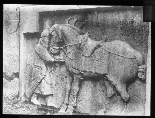 T 329: Vergleichsstück: Krieger mit Köcher vom Grabmal des Tang Kaisers Tai-Tsung. An der Mähne die 3 zurechtgeschnittenen Haarbüschel oder Zöpfe... nach Chavannes, Mission archéologique, Paris 1909, planches, vol. II, Taf. CCLXXXVIII.