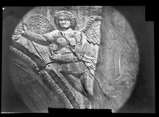 T 344: Vergleichsstück: Nikefigur vom Bogen des Tāq-i Bustān, nach Herzfeld Sassanidische Spätantike