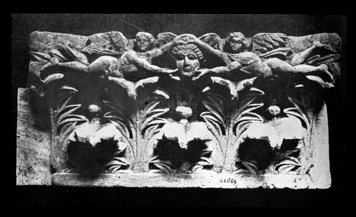 T 346: Vergleichsstück: Säulencapitell mit Nikefiguren, nach U. Monneret de Villard, La Scultura as Ahnās, Milano, 1923