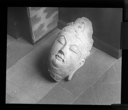 T 350: Vergleichsstück: Chinesischer Kopf Lung-Men auf Fussboden liegend, Objekt des Museums für Völkerkunde Berlin