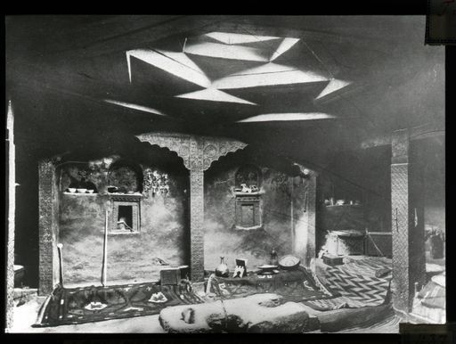 T 37: Vergleichsbild: Prachtraum mit Laternendecke in einem Haus im Hindukusch nach Sir A. Stein