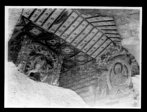 T 372: Vergleichsstück: gemalte Laternendecke, in Höhlentempel Nr. 103 zu Dun Huang. Aus P.Pelliot, Les Grottes de Touen-Houang. III, Taf. CLXXXVI