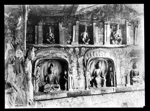 T 374: Vergleichsstück: Höhlentempel 111 aus Dun Huang mit gemalter Laternendecke, Buddhas aus Lehmplastik unter indischen Bögen. Aus P. Pelliot, Les Grottes de Touen-Houang. IV, Taf. CXCIV.