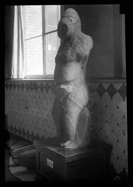 T 381: Skulptur eine kurzbeinigen Kamennaja Baba (steinernes Weib), alte Steinfigur aus einem Garten