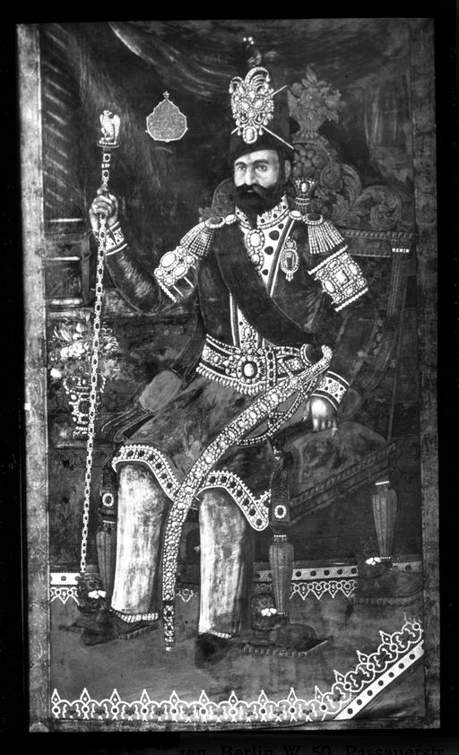 T 383: Gerahmtes Bild eines hohen Würdenträgers. Nach heutigem Inventar handelt es sich um Schah Mohammed Kadschar, Le Coq bezeichnet es als Bild des Padischahs von Persien, Fath Ali Shah, der einer der Weltherrscher ist auf Löwenthron, gemalt um 1830.