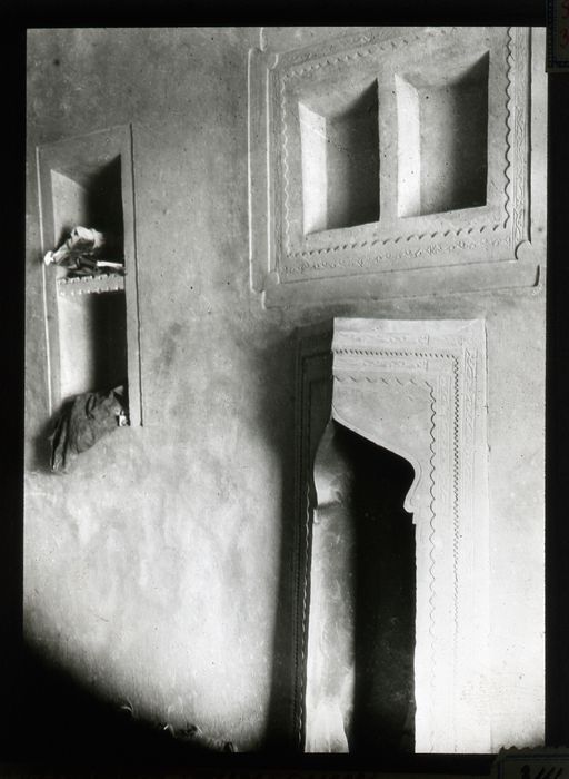 T 39: Zimmerwand mit dreieckig vorspringendem Kamin und Wandnischen
