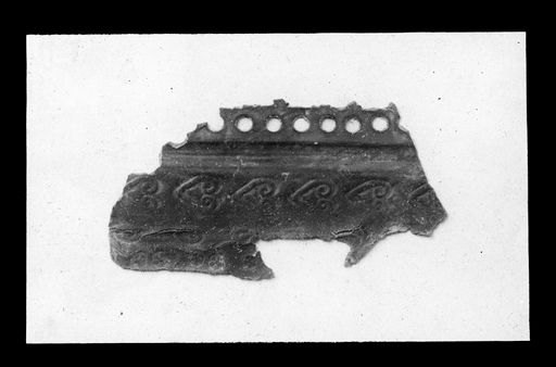 T 395: Fragment eines verzierten Buchdeckels, kl. Stück