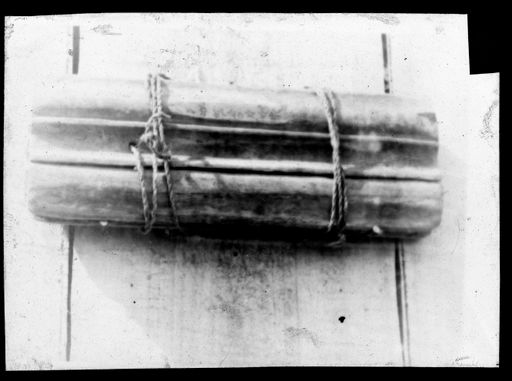 T 396: Buch: verschnürte Handschrift mit Holzdeckeln; Buchdeckel Innenflächen beschrieben und letzten Blatt