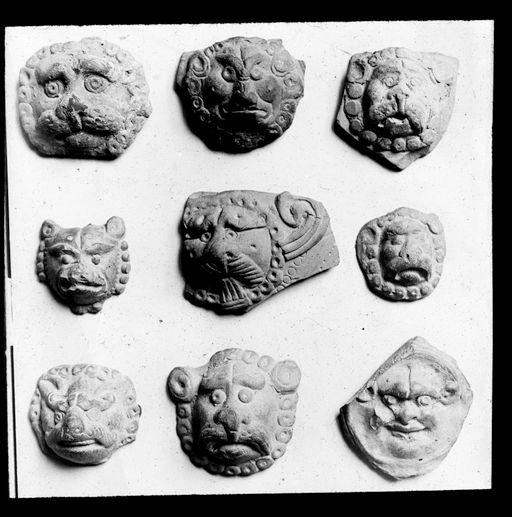 T 397: Löwenköpfe, Tonscherben von Krügen