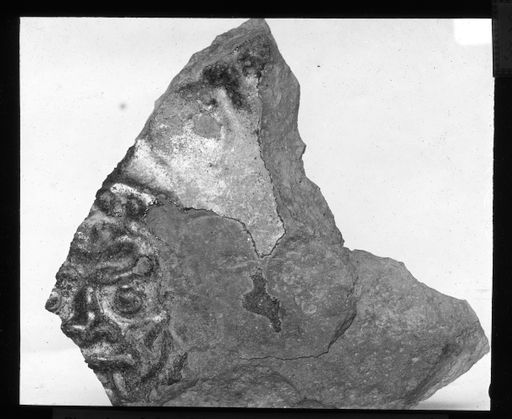 T 398: Bruchstück mit Medusenhaupt, eines Gefäßes aus rotem Ton mit schöner grüner Glasur