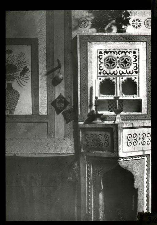 T 40: Reich verzierte Zimmerwand mit dreieckig vorspringendem Kamin, Wandnischen Relief Durchbruch und Inkrustationsverzierung in einem Privathaus