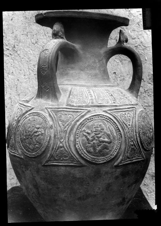 T 401: Großer dreihenkliger Tonkrug mit fig. Darstellungen in Kreismedaillons auf dem Bauch