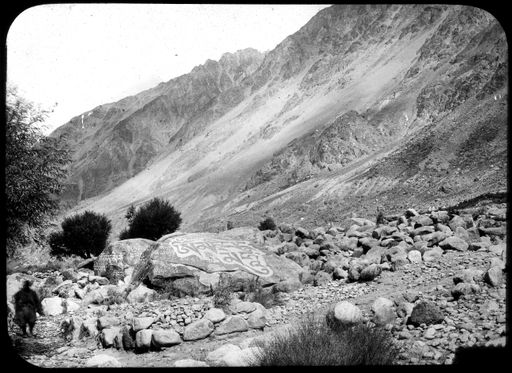 T 405: Tibetische Om Mani Aufschrift auf Felsbrocken in karger Landschaft, unterwegs in Ladakh, auf A.v. Le Coqs Rückreise.