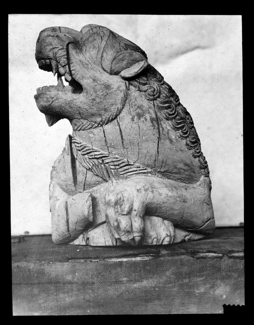 T 406: Einer von 2 Möbelfüßen in Form eines Löwenprotom mit übereinandergelegten Tatzen