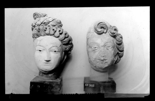 T 416: Zwei Köpfe mit Lockenfrisur