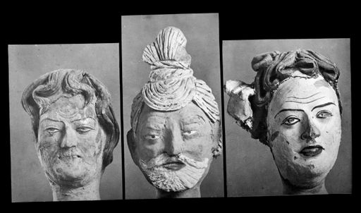 T 417: Drei Köpfe, darunter der eines Brahmanen mit Bart und Schopf