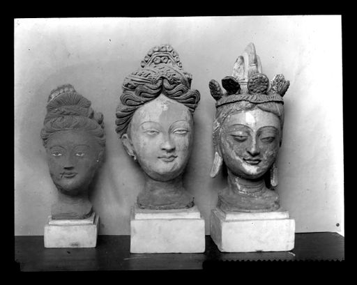 T 422: Drei Köpfe von Gottheiten mit Kronen