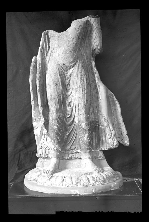 T 423: Kopflose Skulptur eines auf einem Lotossockel stehenden Buddha