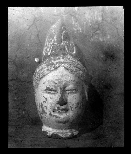 T 426: Kopf mit aufgebundenem Haarschopf ; frontal