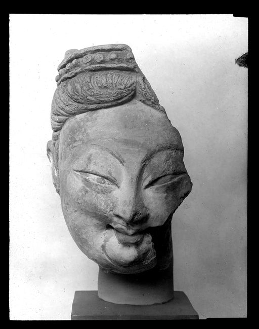 T 428: Köpfchen einer Devatā-Kuan-yin, Gesicht weiß, Haare braun