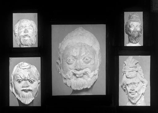 T 431: Fünf Skulpturenköpfe, Brahmanen