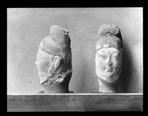 T 432: Zwei Brahmanen-Köpfe frontal und Profil mit phrygischer Mütze