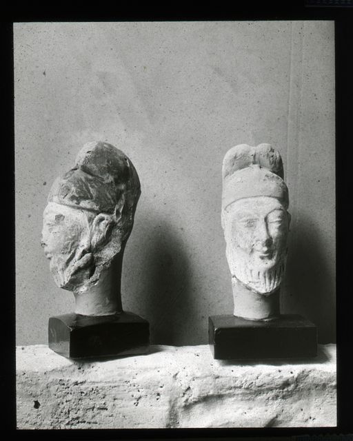 T 433: Zwei Brahmanen-Köpfe frontal und Profil mit phrygischer Mütze