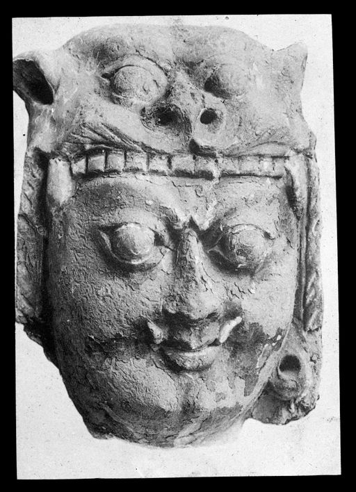 T 434: Dämonenkopf mit Löwenhelm