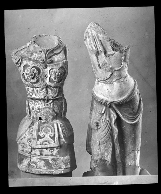 T 439: Torso eines Gepanzerten , in einer Rüstung der Tang-Zeit und daneben Torso einer männlichen Gottheit mit Hüftgewand