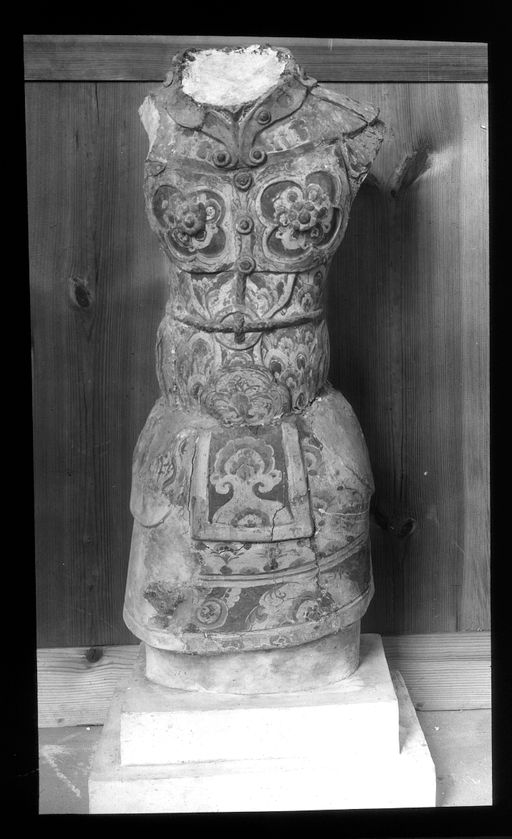 T 440: Torso eines Gepanzerten , in einer Rüstung der Tang-Zeit