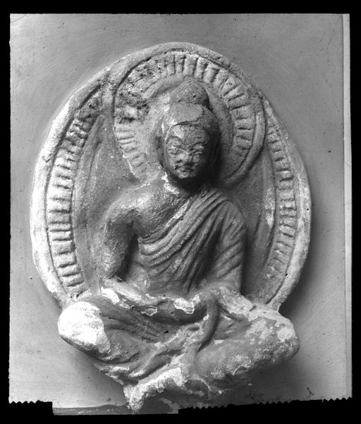 T 441: Kl Buddhafigur Tumshuk auf Schuckscheibe, bunt und vergoldet