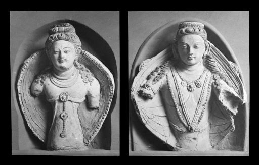 T 443: Zwei Halbfiguren von Gottheiten